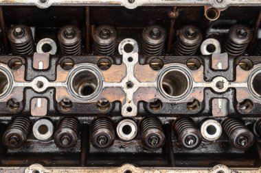 İç yanmalı motorun üst kısmı parçalanmış, araba motoru tamiri, kapakçık kapakçıklı silindir kafasının görüntüsü