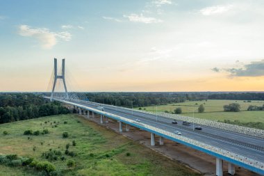 Günbatımında beyaz kablolu köprü ve karayolu. Redzinsky Köprüsü, Wroclaw, Polonya