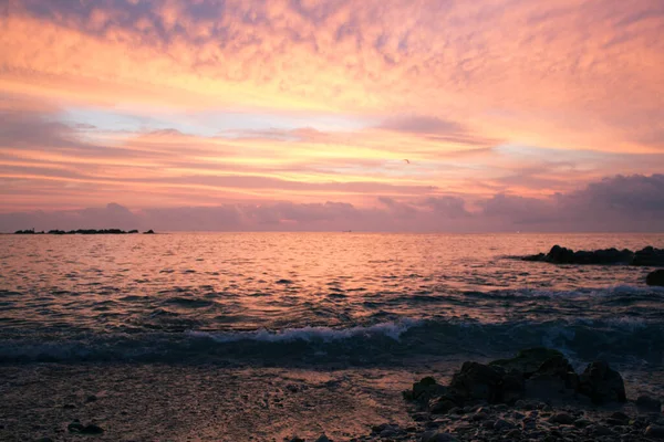 Sabahın erken saatlerinde sahildeki en güzel gün doğumu. 