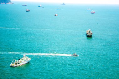 Busan 'daki Songdo plajında küçük bir motorlu tekne tarafından inanılmaz bir dalga yaratıldı.