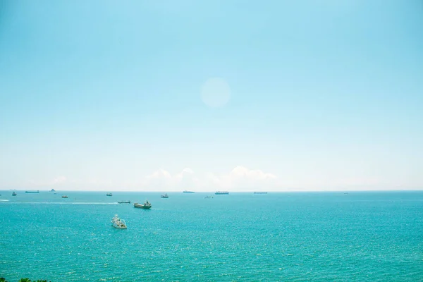 Gemiler Busan 'daki Songdo plajında denizi hareketli yapan farklı yönlere doğru hareket ediyor.