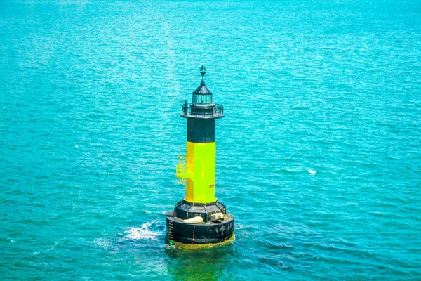 Deniz feneri, Busan 'daki Songdo plajındaki seyrüsefercilere aralıklı sinyal veren güçlü bir ışığa sahip bir yapı.