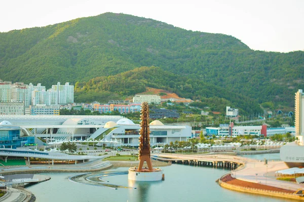 Kore 'de Yeosu sahilinde güzel bir gün batımı manzarası.