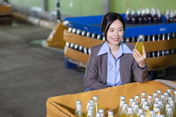 Joven Mujer Gerente Buscando Bebida Para Visita Empresa Pasantías Fábrica — Foto de Stock