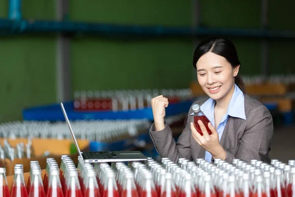 Gerente Mujer Joven Utilizando Ordenador Portátil Para Comprobar Producto Celebración — Foto de Stock