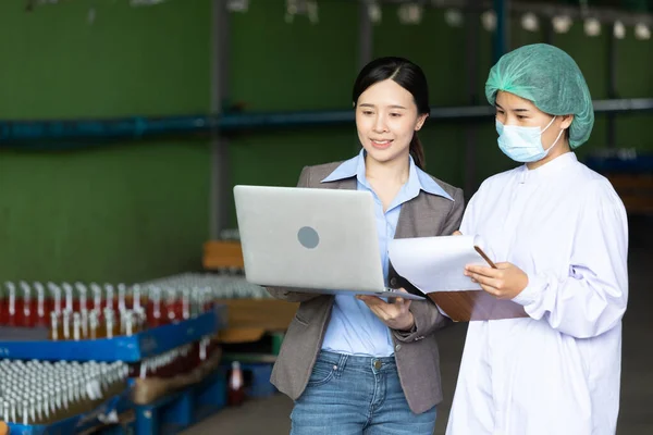 Jonge Vrouw Manager Met Behulp Van Laptop Computer Met Werknemer — Stockfoto