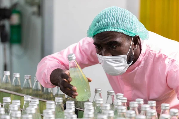 Trabajador Africano Fábrica Que Usa Máscara Médica Recogiendo Botella Jugo — Foto de Stock