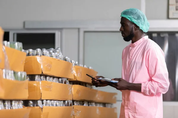 Trabajador Fábrica Africano Que Sostiene Pluma Portapapeles Buscando Comprobando Inventario — Foto de Stock