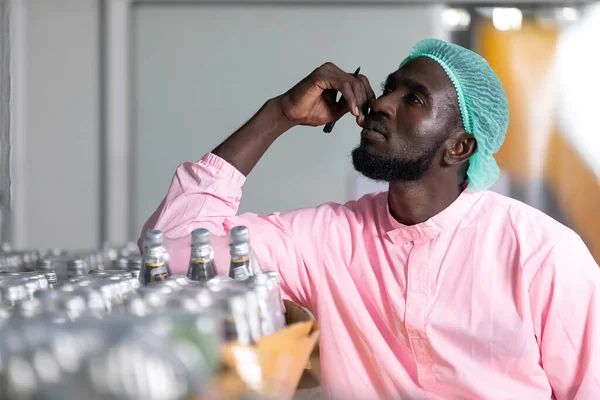 Trabajador Africano Fábrica Sosteniendo Bolígrafo Pensando Algo Fábrica Bebidas — Foto de Stock