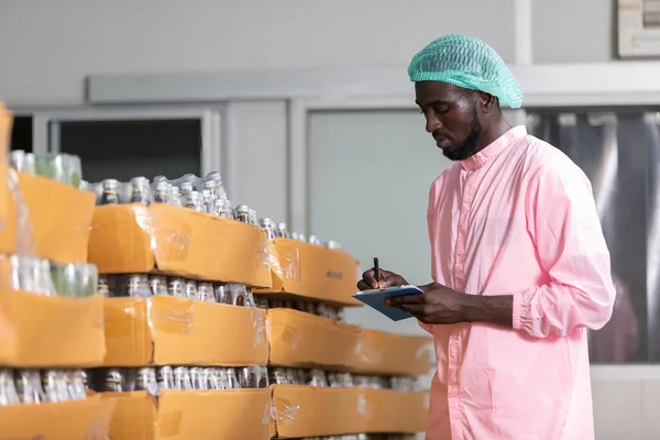 Trabajador Fábrica Africano Que Sostiene Pluma Portapapeles Buscando Comprobando Inventario — Foto de Stock