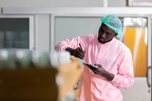 Trabajador Fábrica Africano Que Sostiene Pluma Portapapeles Buscando Comprobando Inventario — Foto de Stock