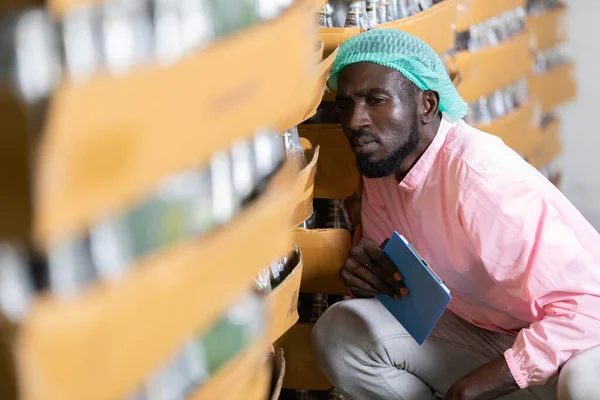 Trabajador Africano Fábrica Que Busca Encuentra Inventario Productos Fábrica Bebidas — Foto de Stock