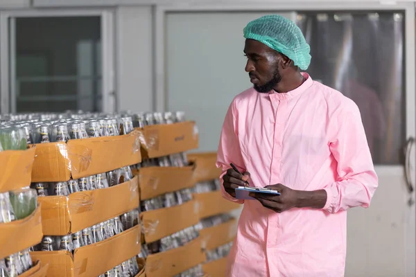 Trabajador Fábrica Africano Que Sostiene Pluma Portapapeles Buscando Comprobando Inventario — Foto de Stock