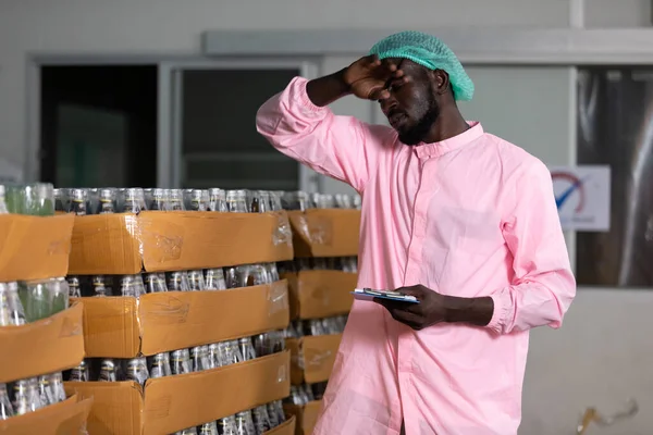 Trabajador Fábrica Africano Agotado Por Exceso Trabajo Fábrica Bebidas — Foto de Stock
