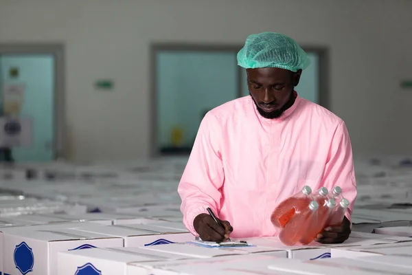 Trabajador Africano Fábrica Que Escribe Portapapeles Sostiene Empaquetado Bebida Semilla — Foto de Stock
