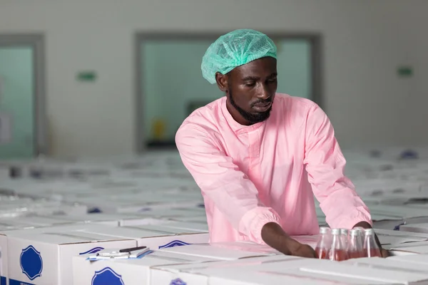 Trabajador Africano Fábrica Que Tiene Empaquetado Bebida Semilla Albahaca Para — Foto de Stock