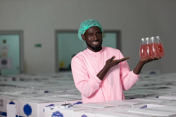 Trabajador Fábrica Africano Que Sostiene Muestra Grupo Bebida Semilla Albahaca — Foto de Stock