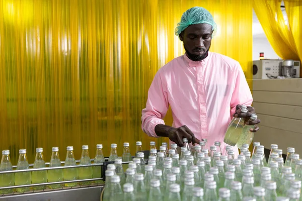 Trabajador Africano Fábrica Recogiendo Botella Jugo Verde Bebida Semilla Albahaca — Foto de Stock