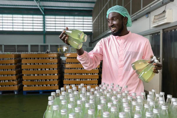 Trabajador Africano Fábrica Que Recoge Sostiene Botella Jugo Verde Bebida — Foto de Stock