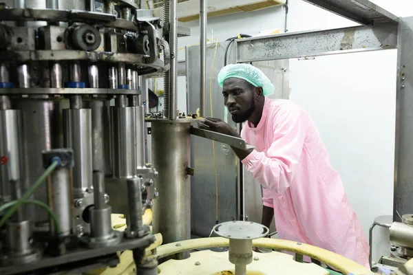 Afrykański Mężczyzna Pracownik Fabryki Patrząc Naprawiając Starą Maszynę Fabryce — Zdjęcie stockowe