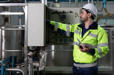 Fabrikada mühendis veya fabrika işçisi arama ve işletim makinesi kontrol paneli 