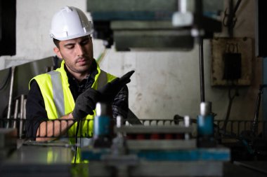 Eldiven takan makine mühendisi makineyi tamir etmeye hazırlan.