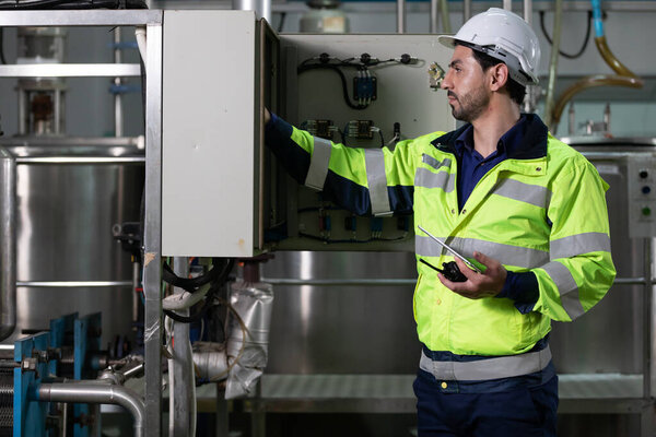 Инженер или заводской рабочий с помощью планшетного компьютера для ...