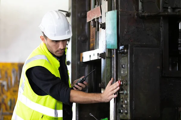 Ingeniero Hombre Trabajador Pulsar Botón Máquina Controlar Producción — Foto de Stock