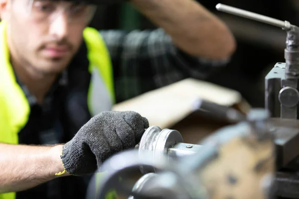 Primer Plano Ingeniero Hombre Trabajador Fábrica Sintiéndose Cansado Trabajar Máquina — Foto de Stock