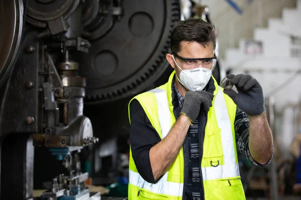 Ingeniero Hombre Trabajador Fábrica Con Máscara Facial Protectora Tornillo Aspecto — Foto de Stock