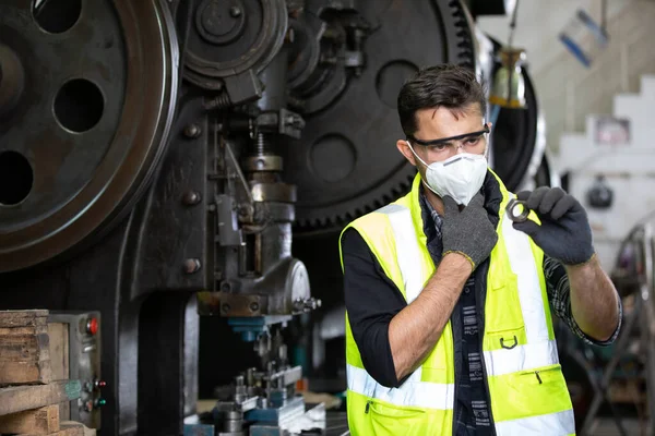 Ingeniero Hombre Trabajador Fábrica Con Máscara Facial Protectora Tornillo Aspecto — Foto de Stock