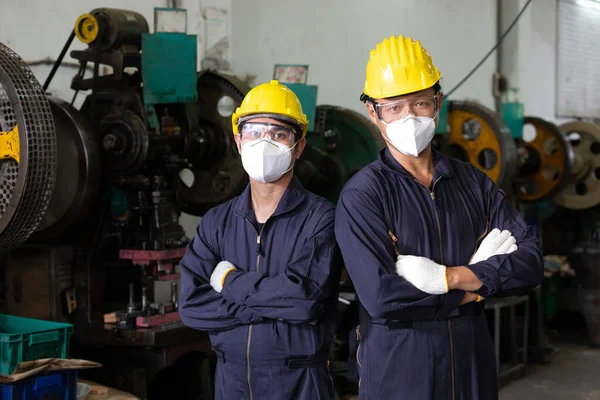 Retrato Cruzados Brazos Poste Dos Hombre Ingeniero Trabajador Fábrica Con — Foto de Stock