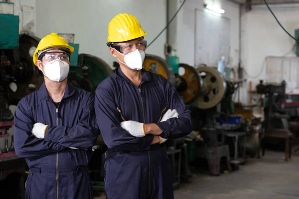 Retrato Cruzados Brazos Poste Dos Hombre Ingeniero Trabajador Fábrica Con — Foto de Stock