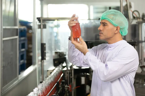 Manlig Fabriksarbetare Som Håller Röda Basilika Frön Dricka För Att Stockbild