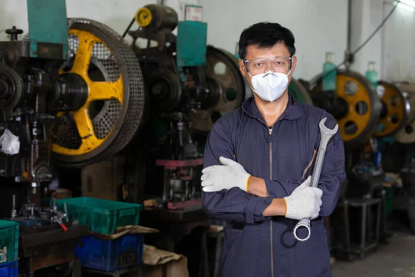 Retrato Ingeniero Trabajador Mecánico Con Casco Mascarilla Con Llave Sujeción — Foto de Stock