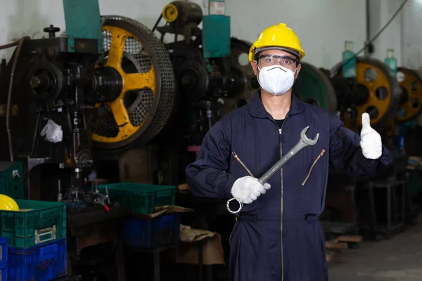 Retrato Pulgares Hacia Arriba Trabajador Post Ingeniero Mecánico Con Casco — Foto de Stock