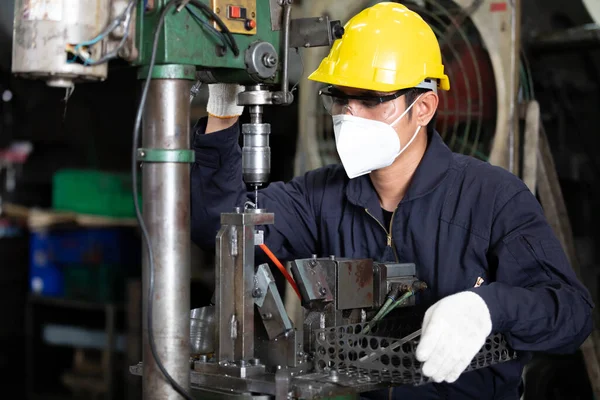 Male Technician Factory Worker Wearing Face Mask Protect Virus Using — Stock Photo, Image