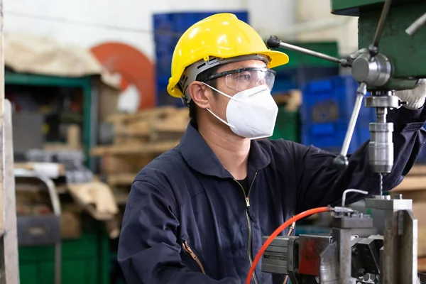 Técnico Masculino Trabajador Fábrica Que Usa Mascarilla Facial Para Proteger — Foto de Stock