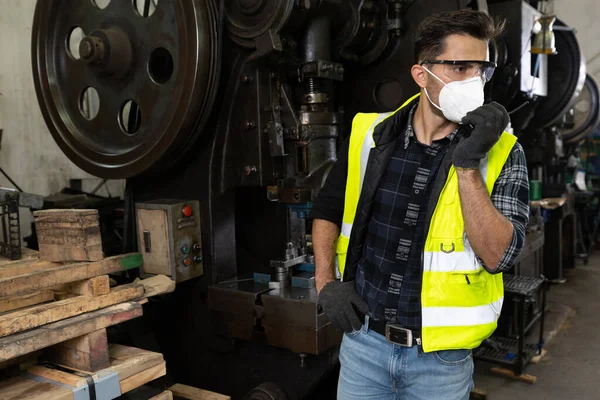 Ingeniero Hombre Que Usa Mascarilla Facial Uso Walkie Talkie Mientras — Foto de Stock