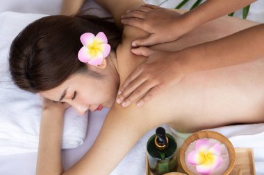 Genç Asyalı güzel kadın güzellik salonunda keyif alıyor, uyuyor ve masaj yaptırıyor.