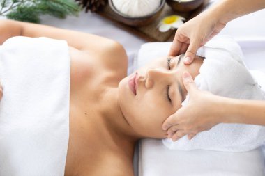 Genç ve güzel bir kadın spa salonunda keyif alıyor, uyuyor ve masaj yaptırıyor.