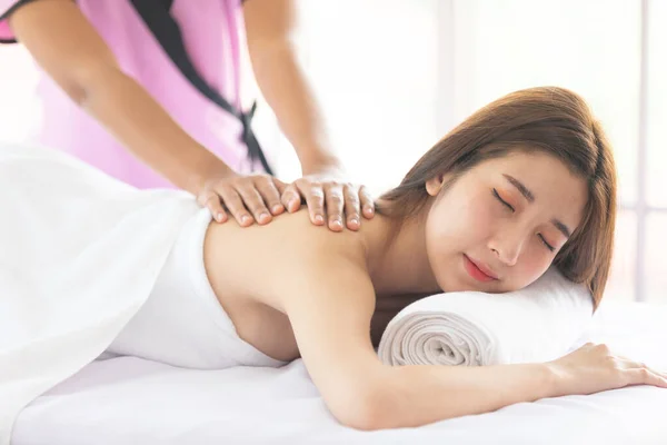 Jovem Asiático Mulher Dormir Desfrutar Massagem Spa Salão — Fotografia de Stock