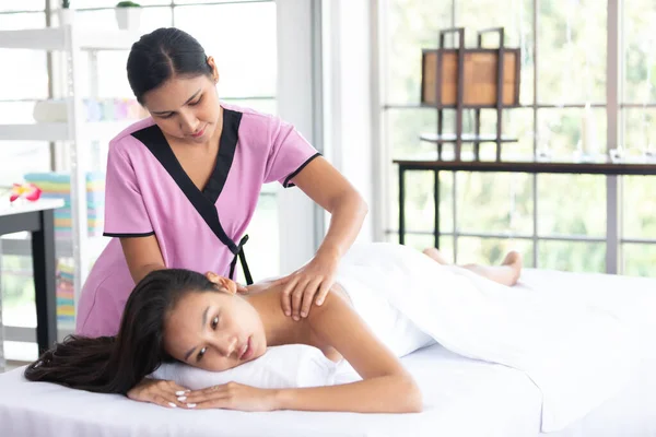Jeune Asiatique Masseur Ayant Massage Sur Femme Client Dans Spa — Photo