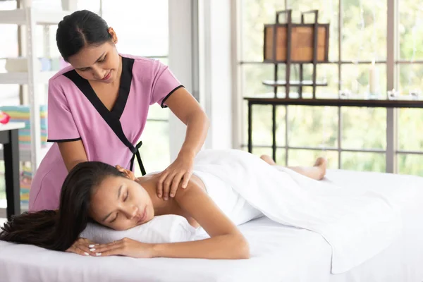 Jeune Asiatique Masseur Ayant Massage Sur Femme Client Dans Spa — Photo