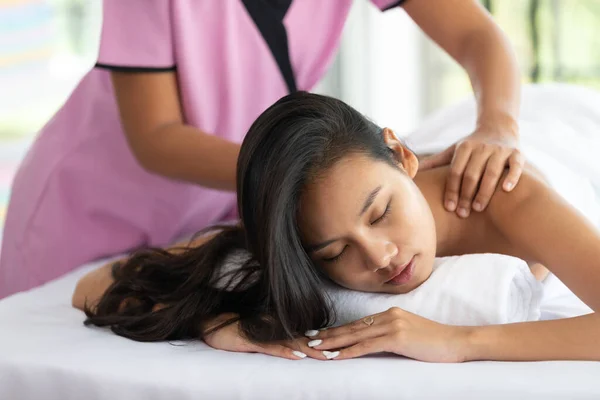 Jeune Asiatique Belle Femme Profiter Recevoir Retour Massage Dans Spa — Photo