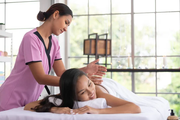 Młody Azjatycki Masażysta Mając Masaż Kobieta Klient Spa Salon — Zdjęcie stockowe