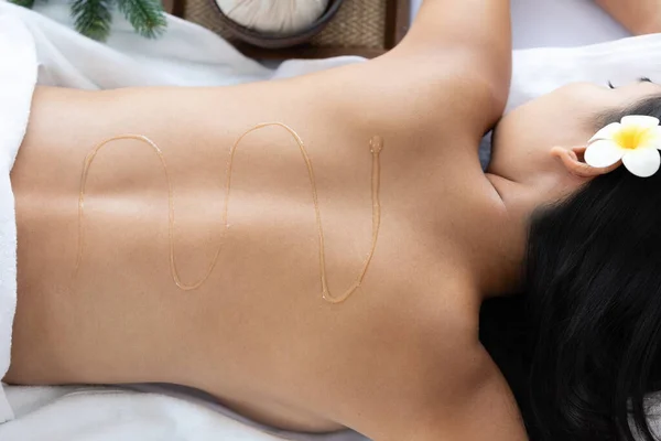 Jong Aziatisch Mooi Vrouw Met Olie Spa Voor Massage Terug — Stockfoto