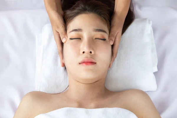 Mujer Joven Acostada Cama Con Los Ojos Cerrados Teniendo Masaje — Foto de Stock