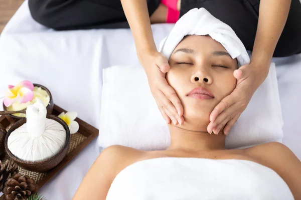 Jovem Asiático Bela Mulher Obtendo Tratamento Facial Desfrutando Massagem Spa — Fotografia de Stock