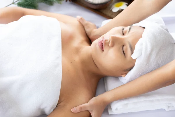 Jong Aziatisch Mooi Vrouw Genieten Slapen Ontvangst Schouder Massage Spa — Stockfoto